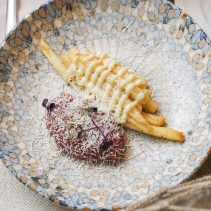 Тартар из говядины с картофелем фри