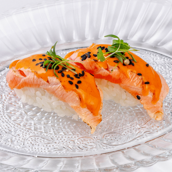 Суши с опаленным лососем в соусе том ям