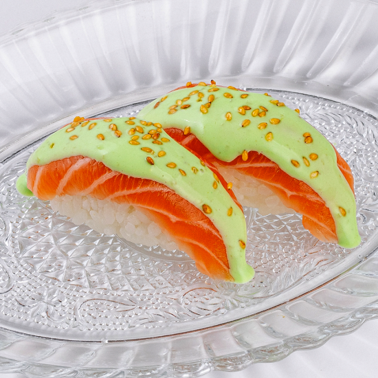 Суши с лососем и соусом васаби