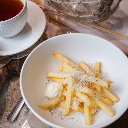 Картофель фри с трюфельным соусом и пармезаном