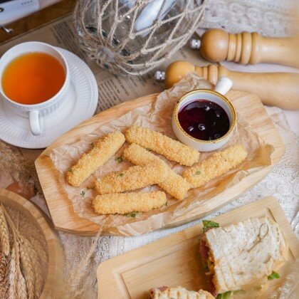 Жареный сулугуни со смородиновым вареньем