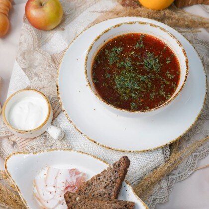 Борщ с говядиной, салом и хлебом