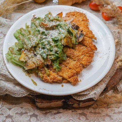 С-т Куриный шницель с кориандровым соусом и печеным картофелем