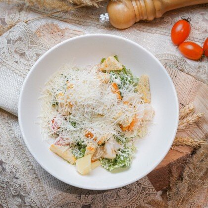 Цезарь с пряным цыпленком