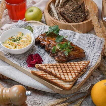 Томленые свиные ребрышки с маринованными овощами