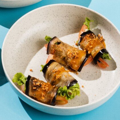 Рулетики из баклажанов с помидорами