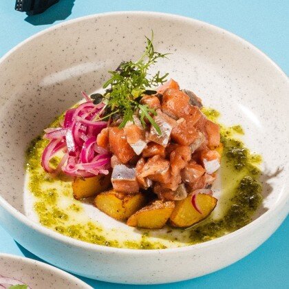 Малосольная кета с печеным картофелем