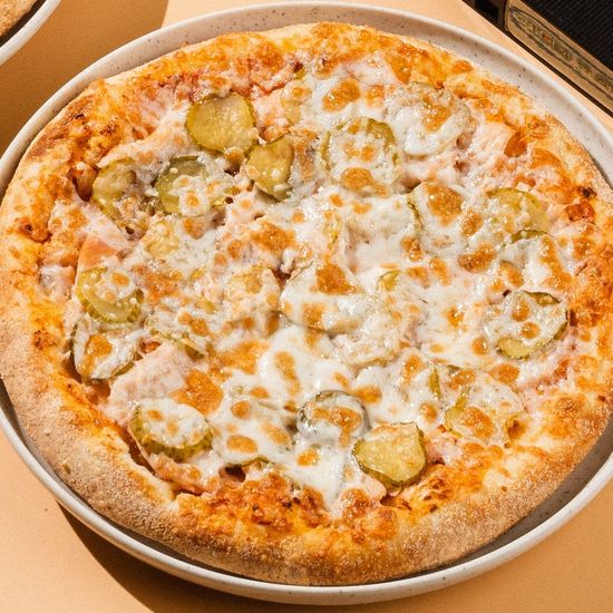 Пицца с куриным филе и огурчиком