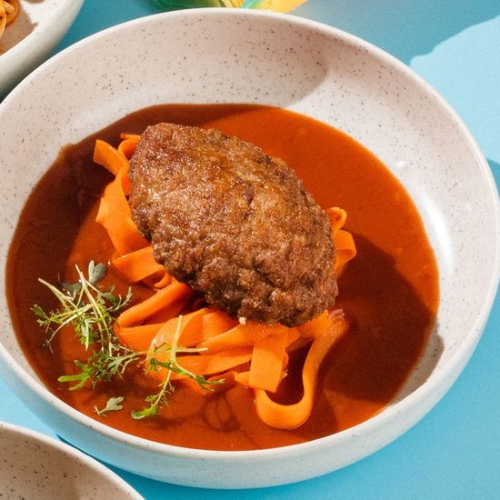 Домашняя котлета с фетучини из моркови