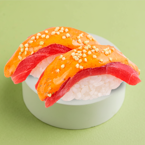 Суши с тунцом в соусе кунжутный кимчи