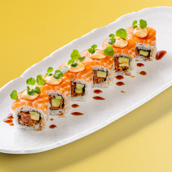 Ролл с лососем, авокадо и соусом юдзу