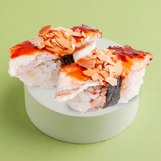 Суши с угрем и соусом трюфельный унаги