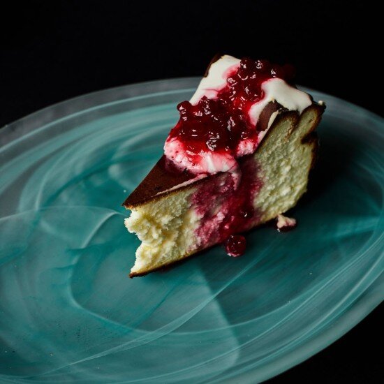 Чизкейк Баскский с брусничным чатни