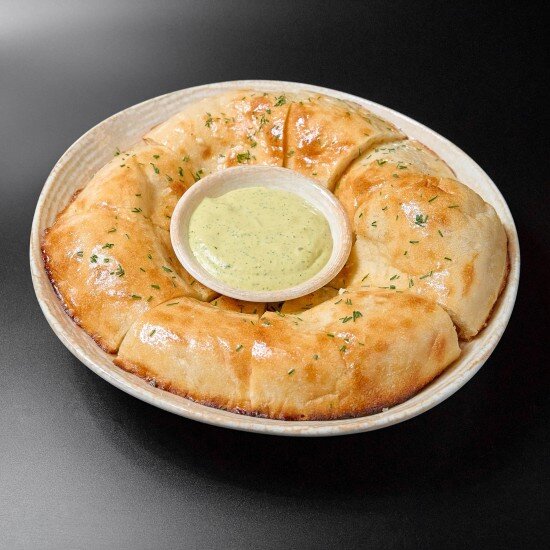 Восточная лепешка  с чесночным соусом