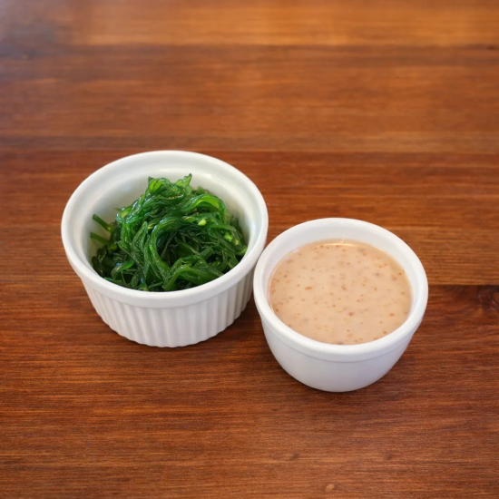 Салат Чука с кунжутным соусом