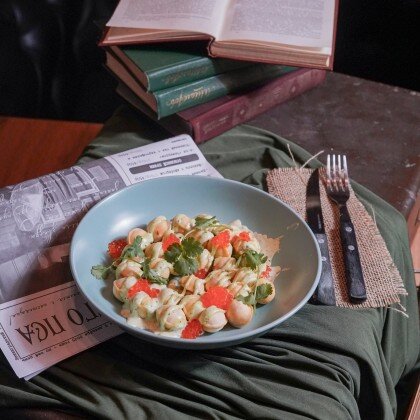 Пельмени фри со сметанным соусом и икрой