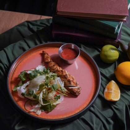 Куриная грудка на гриле с салатом