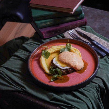 Бифштекс с яйцом и картофельным кремом