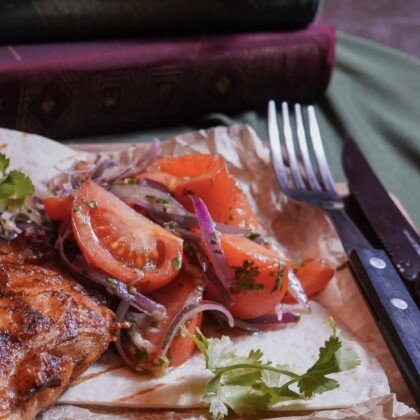 Томаты с красным луком