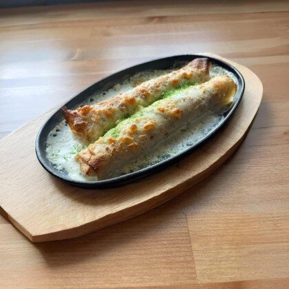 Блинчики с цыплёнком и грибами в сливках с сыром