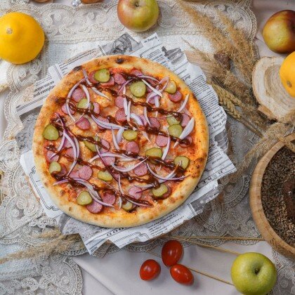 Пицца с колбасками и маринованными огурцами