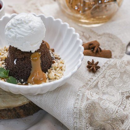 Шоколадный брауни с соленой карамелью и мороженым