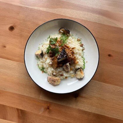 Говядина в устричном соусе с хрустящим баклажаном и длиннозёрным рисом