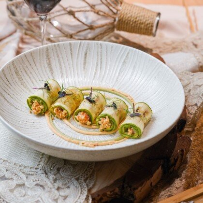 Рулетики из цукини с форелью