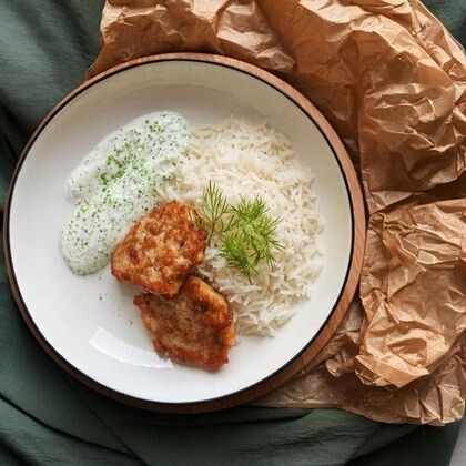 Рубленые котлетки из рыбы с рисом и соусом ремулад