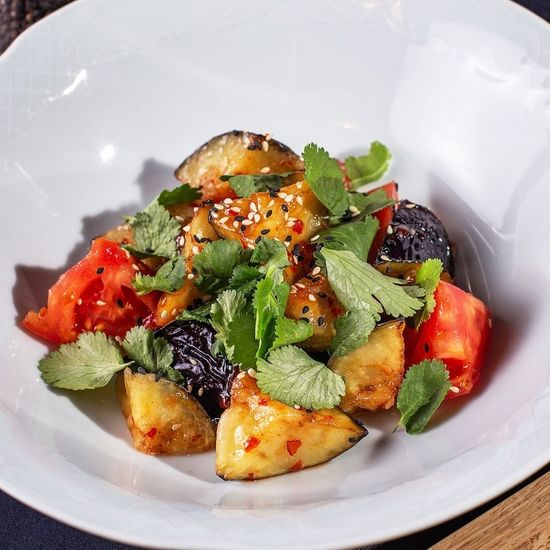 Салат с хрустящими баклажанами и мягким сыром