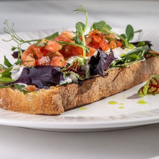 Хрустящий тартин с томатами и страчателлой