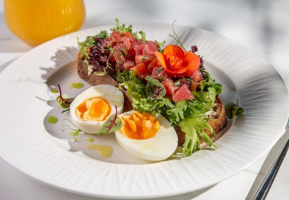 Хрустящий тартин с тунцом и яйцом