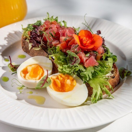 Хрустящий тартин с тунцом и яйцом