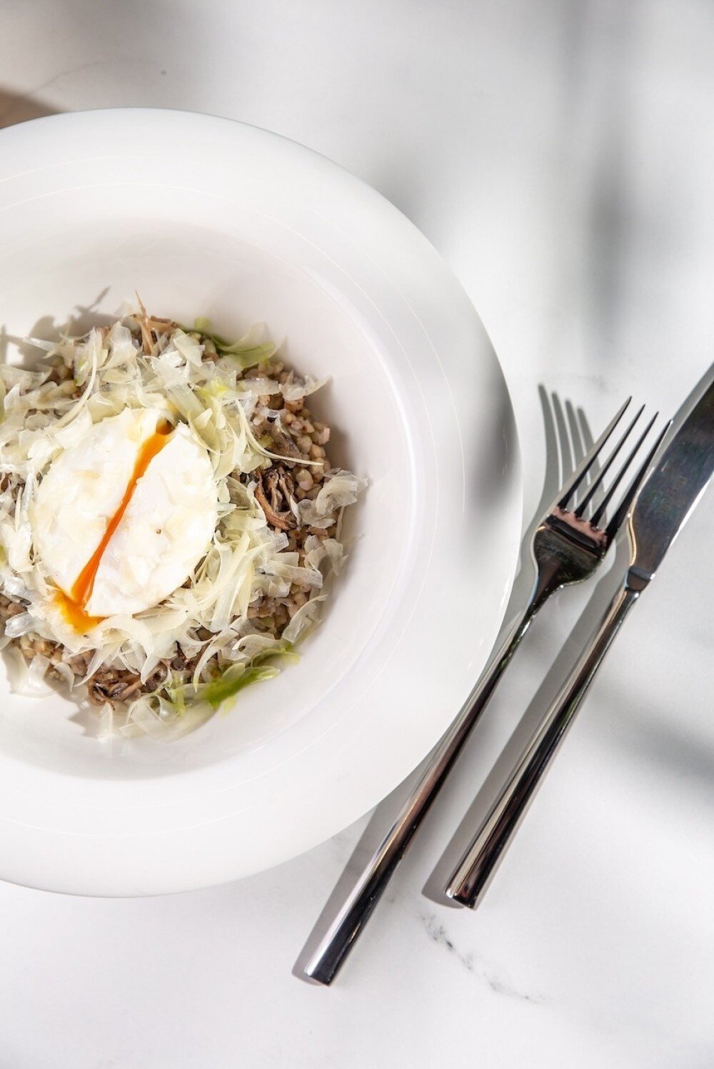 Зеленая греча с яйцом пашот, вешенками и пармезаном