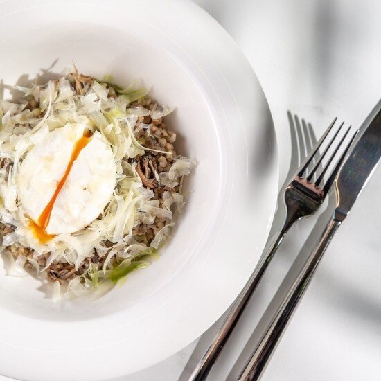 Зеленая греча с яйцом пашот, вешенками и пармезаном