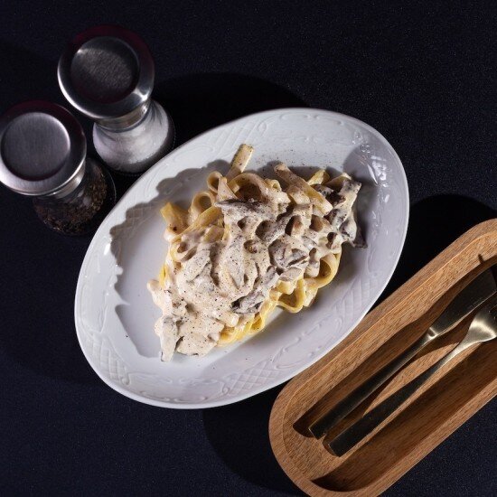 Паста с телячьими щечками и грибами