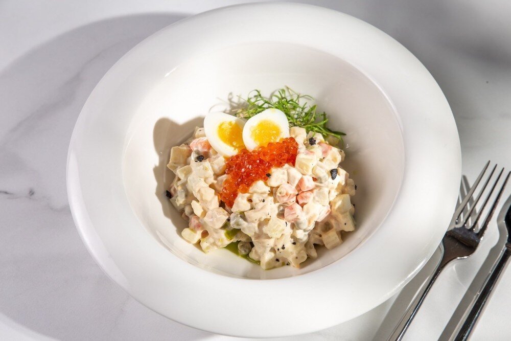 Оливье с цыпленком и красной икрой