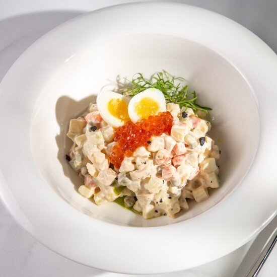 Оливье с цыпленком и красной икрой