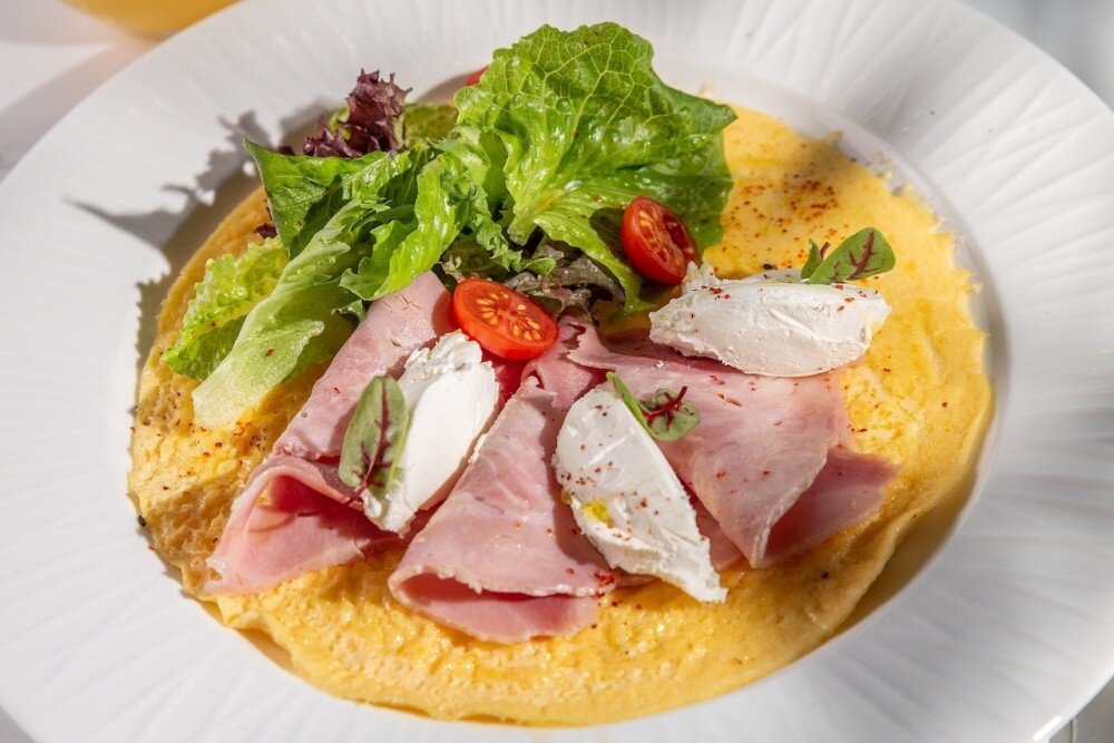 Круглый омлет со сливочным сыром и тамбовским окороком