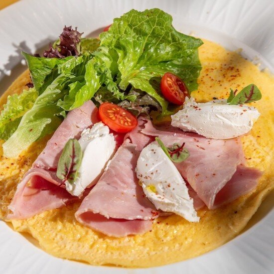 Круглый омлет со сливочным сыром и тамбовским окороком