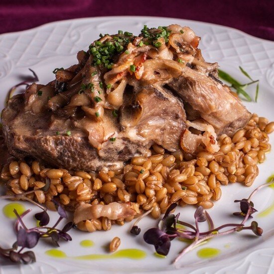 Телячьи щечки с полбой