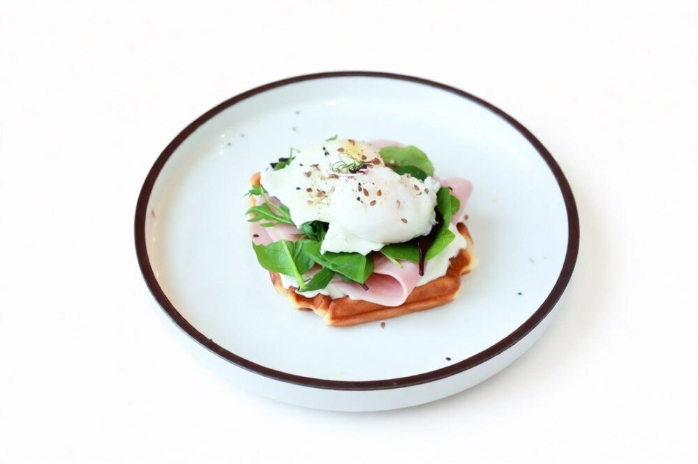 Вафля с Ветчиной и Яйцом Пашот