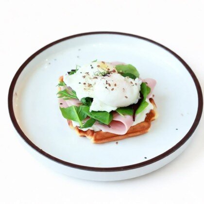 Вафля с Ветчиной и Яйцом Пашот