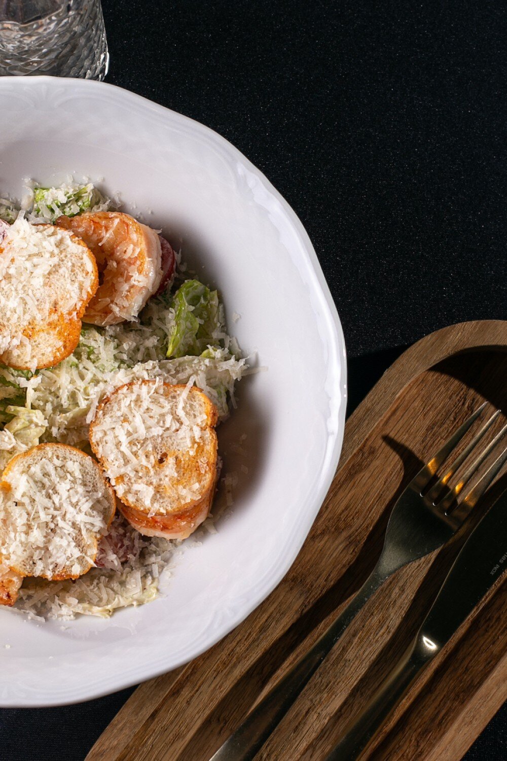 Цезарь с тигровыми креветками