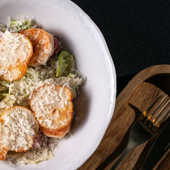 Цезарь с тигровыми креветками