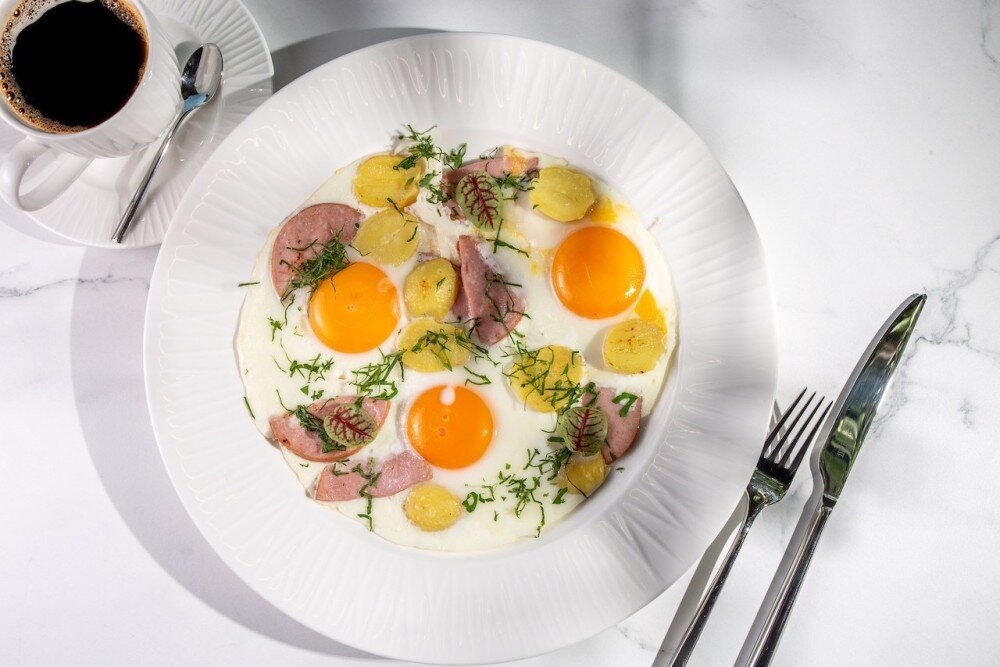 Яичница из трех яиц с фермерской варенкой
