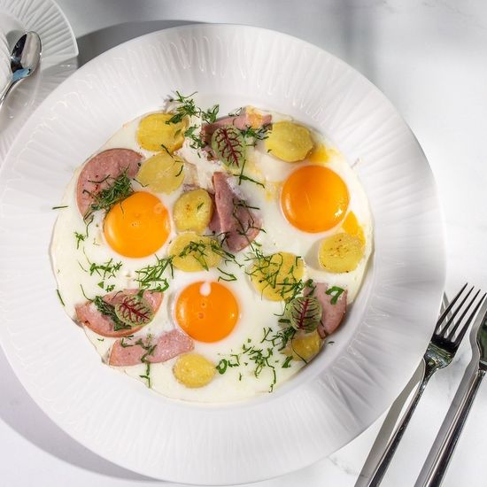 Яичница из трех яиц с фермерской варенкой