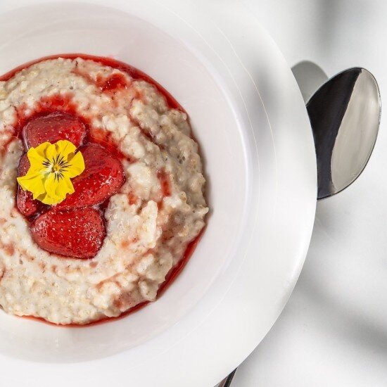 Овсяная каша с домашним джемом