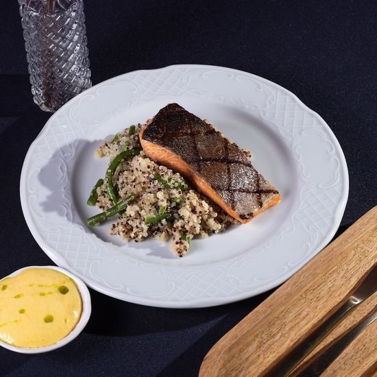 Атлантический лосось с киноа