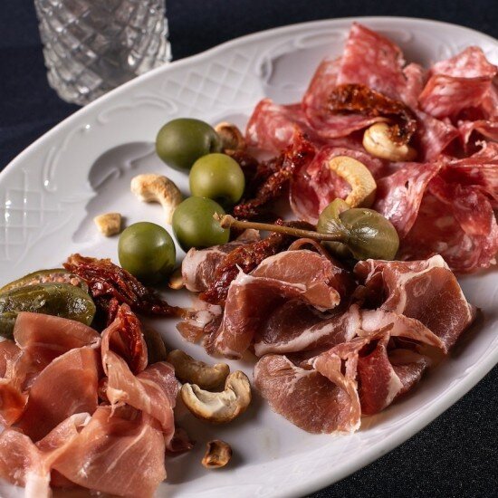 Тарелка итальянских деликатесов